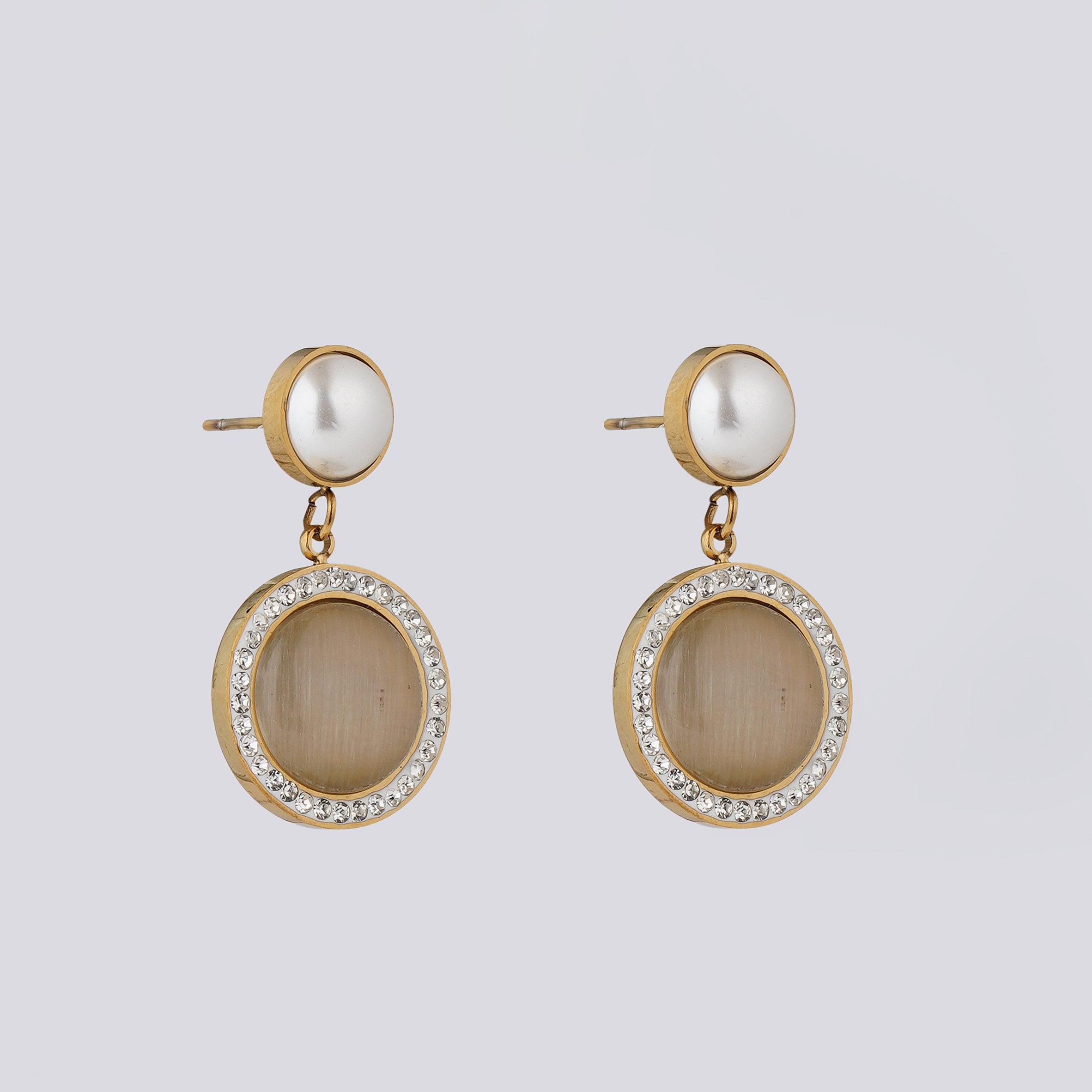 Gold Earring with A Pearl and Diamond